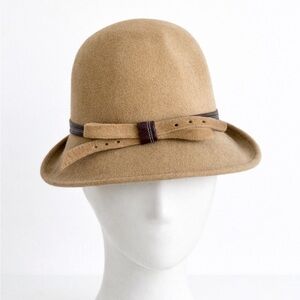 Vintage 1970s Felt Cloche Hat – Camel Tan Wool – Leather Strap Detail